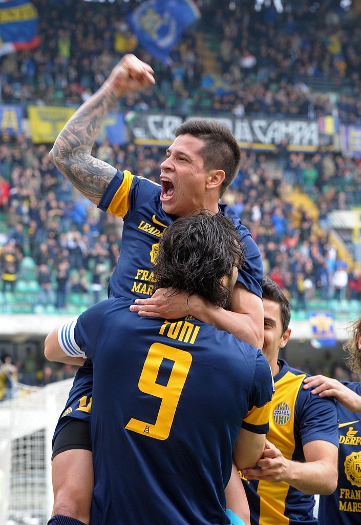 VERONA, ITALY - APRIL 27: Luca Toni #9 of Hellas Verona celebrate with team mate Iturbe Juam Manuel Arevalos after scoring his opening goal during the Serie A match between Hellas Verona FC and Calcio Catania at Stadio Marc'Antonio Bentegodi on April 27, 2014 in Verona, Italy. (Photo by Dino Panato/Getty Images)